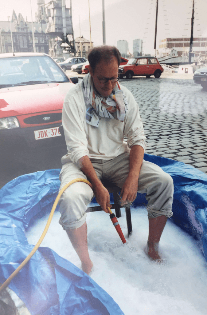 Fon Perdu, Rudolph vult het bad met water voor de klanten. En zichzelf.