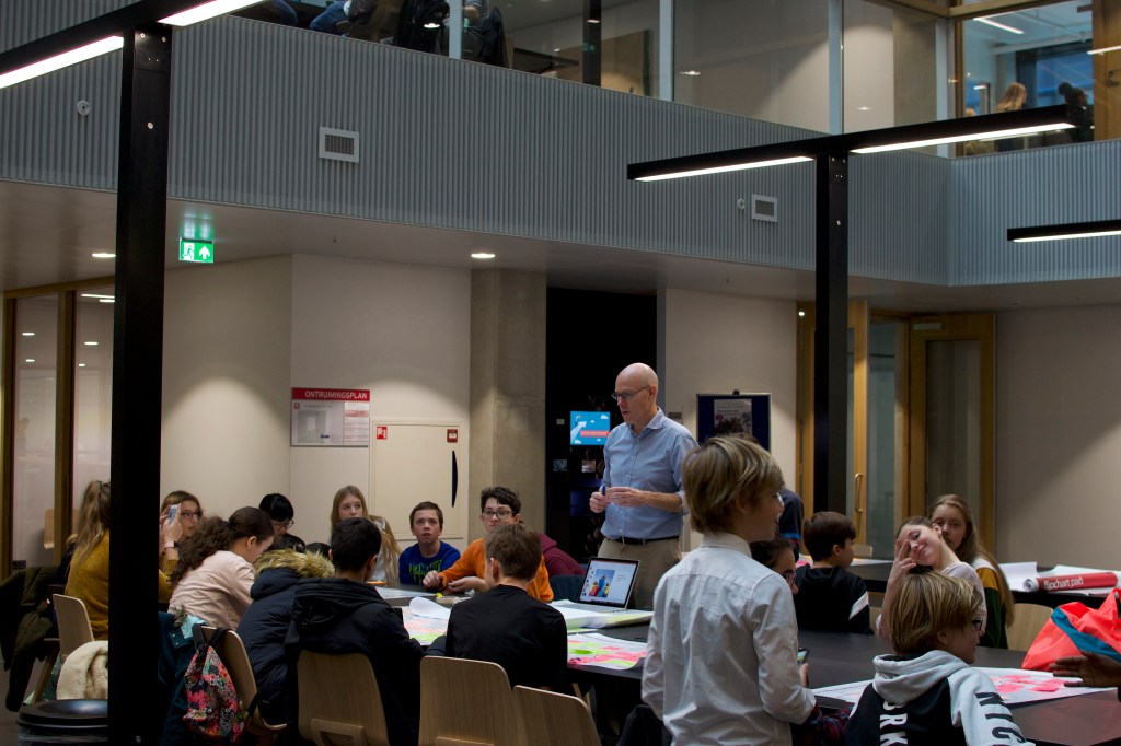Rudoph Regter nu eens aan het werk met leerlingen van het middelbare van het Lyceum Rotterdam. Leerlingen actief op de Hogeschool Rotterdam met Business Model Canvas en chco.me