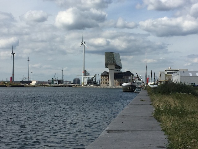 Boot en havenhuis