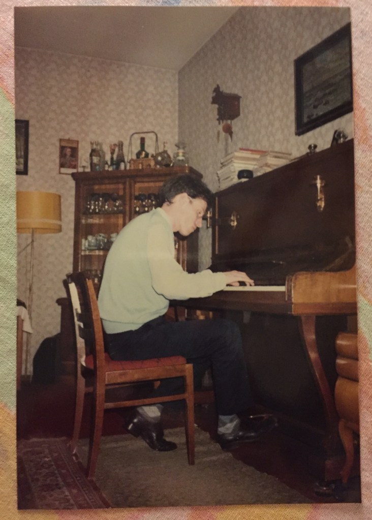 Rudolph Regter speelt piano in Leipzig (DDR)